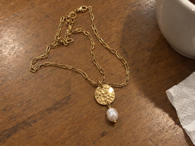 Foto de celular del collar sobre una mesa