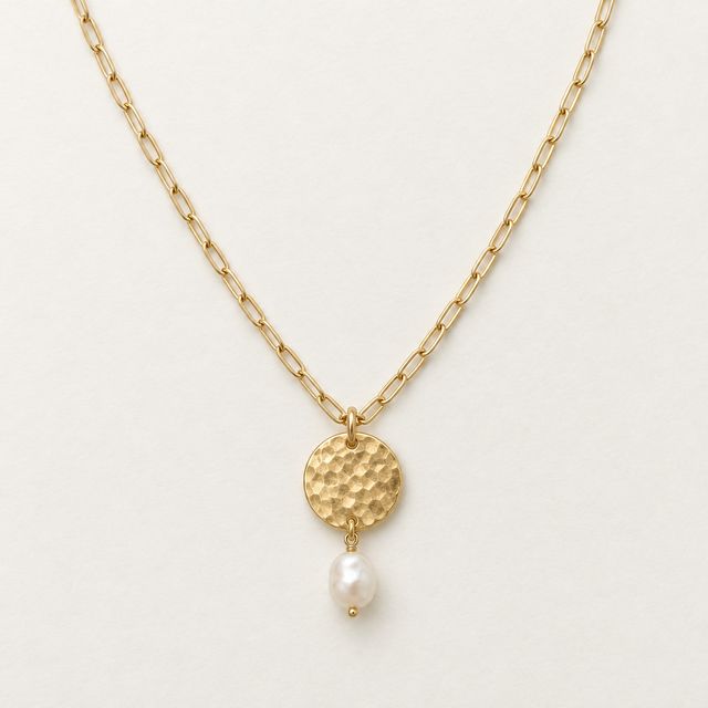 Collar dorado con moneda martillada y perla, foto de catálogo